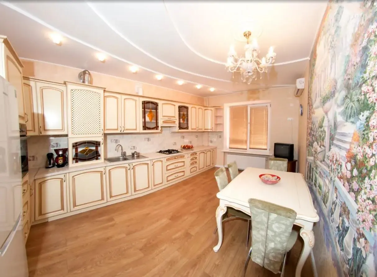 Квартира · 3 кімнати — Центр