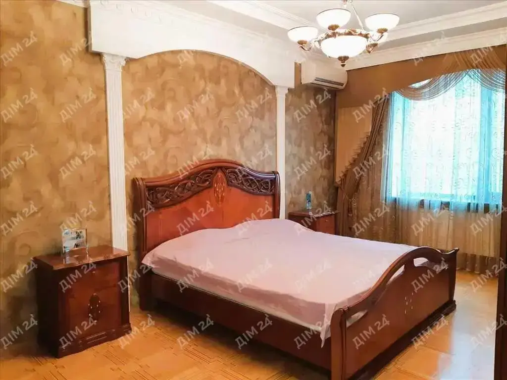 Квартира · 3 кімнати — Центр