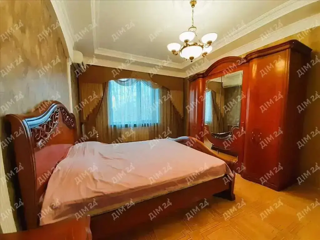 Квартира · 3 кімнати — Центр