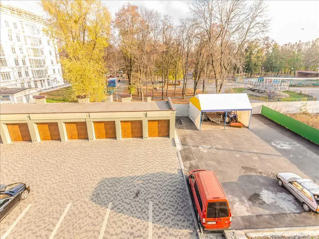 Квартира · 4+ кімнати — Центр