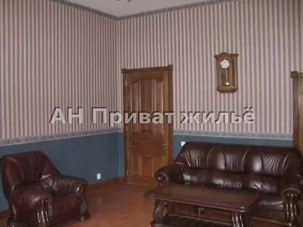 Квартира · 4+ кімнати