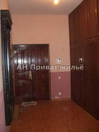 Квартира · 4+ кімнати