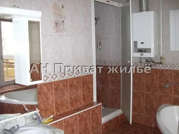 Квартира · 4+ кімнати — Центр