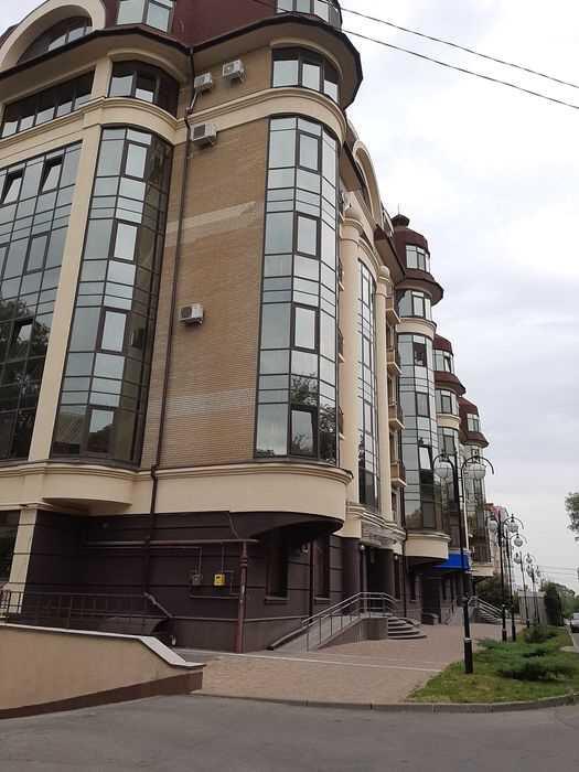 Квартира · 4+ кімнати