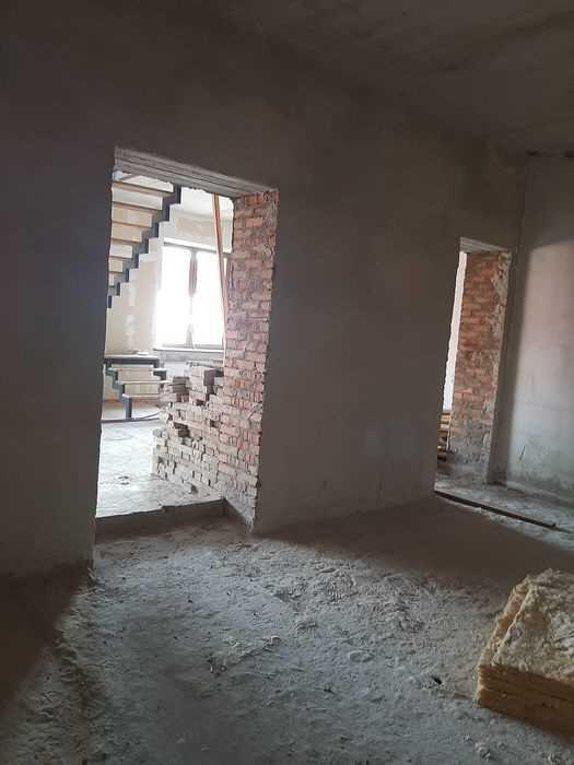 Квартира · 4+ кімнати