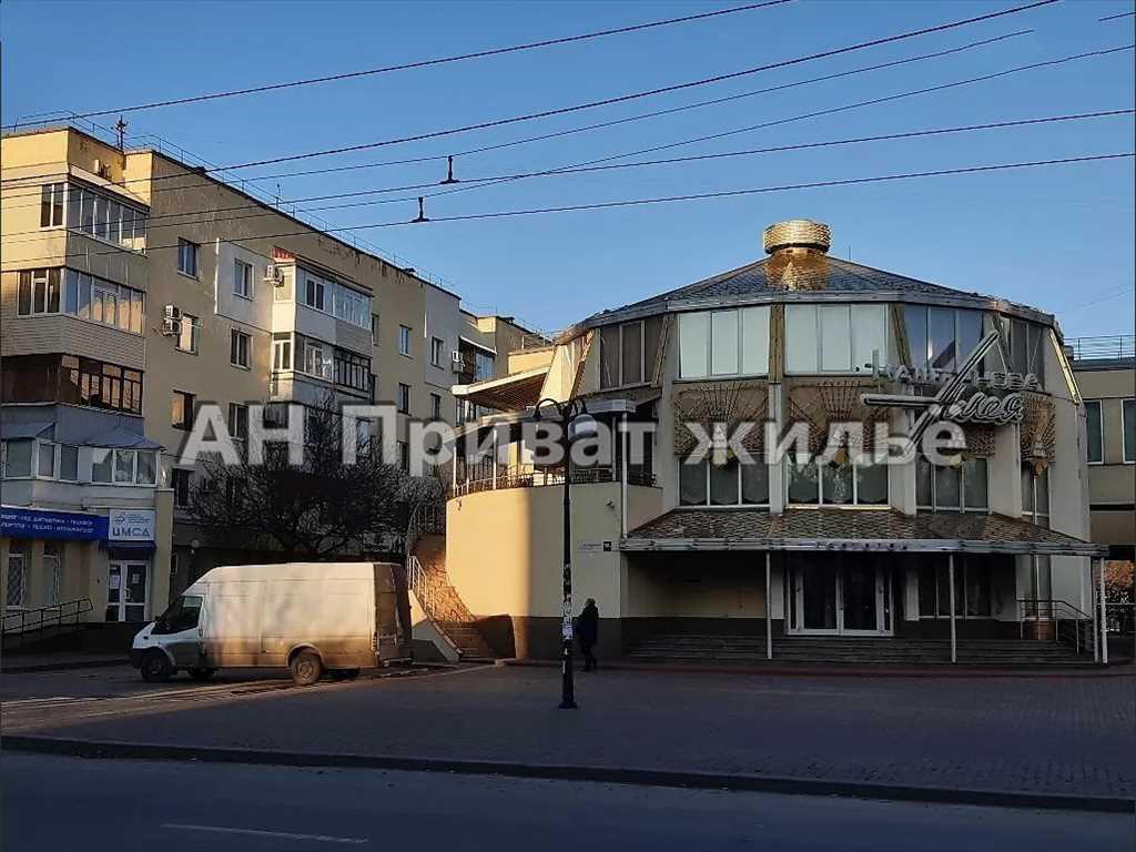 Квартира · 3 кімнати — Центр