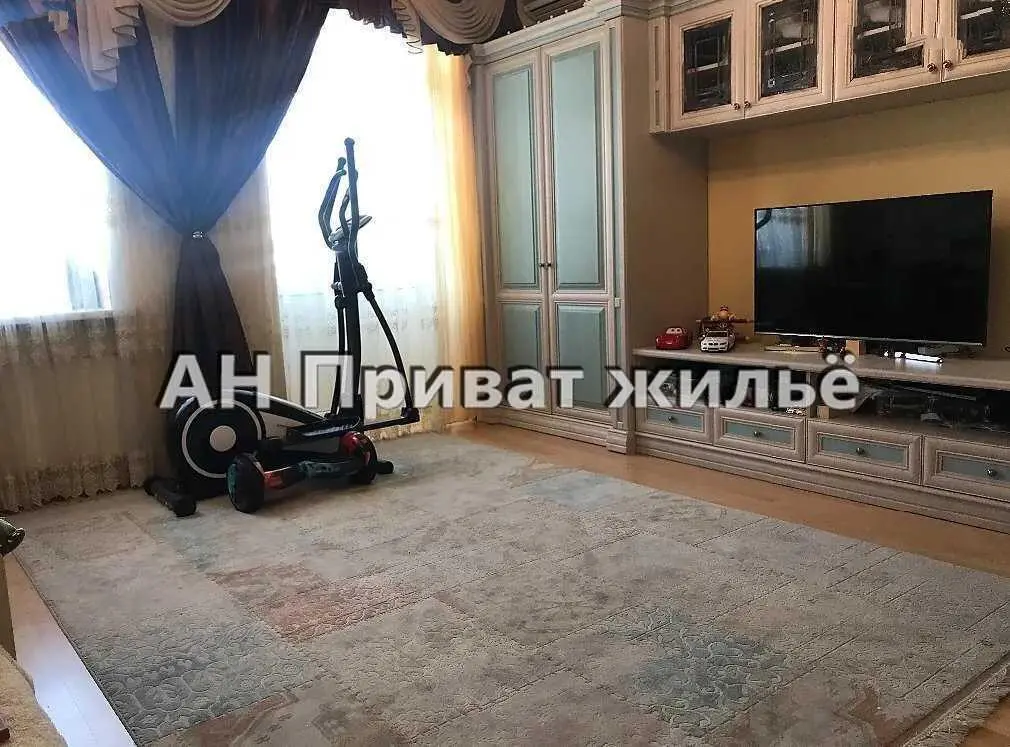 Квартира · 4+ кімнати
