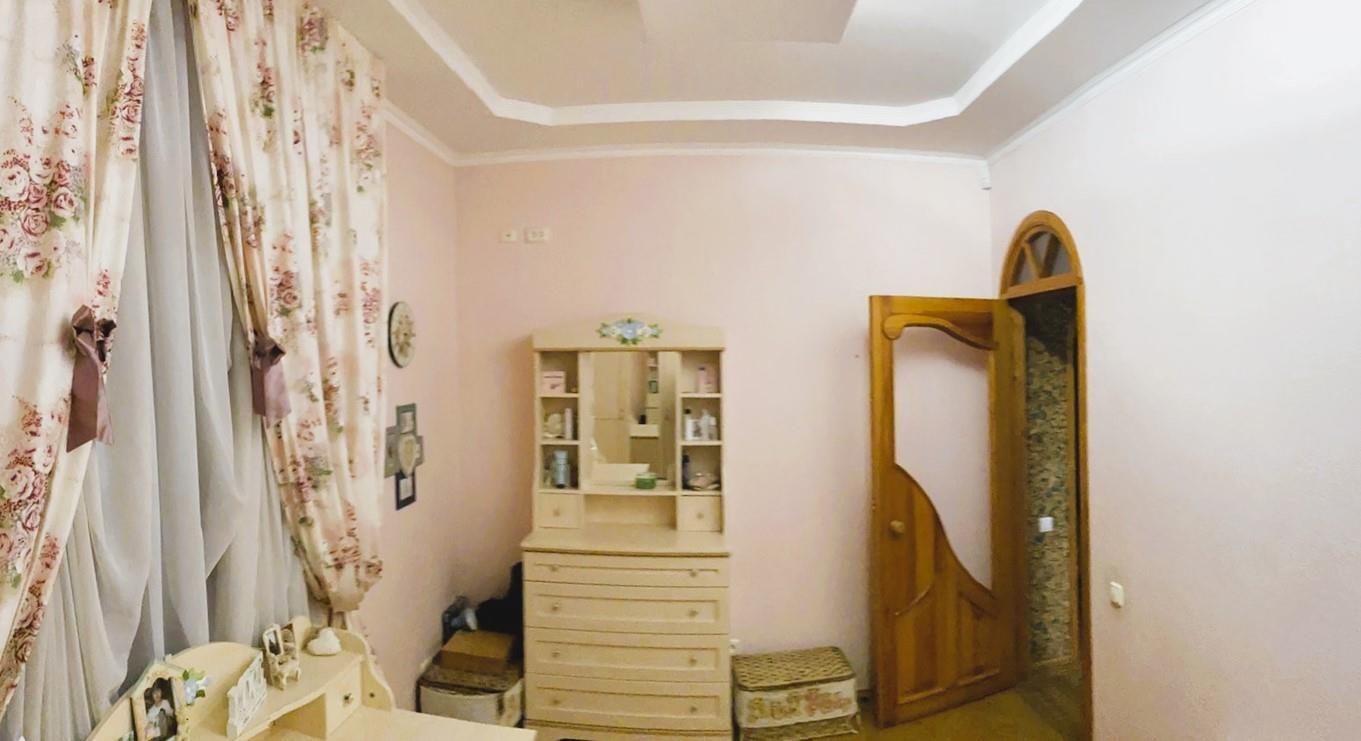 Квартира · 4+ кімнати