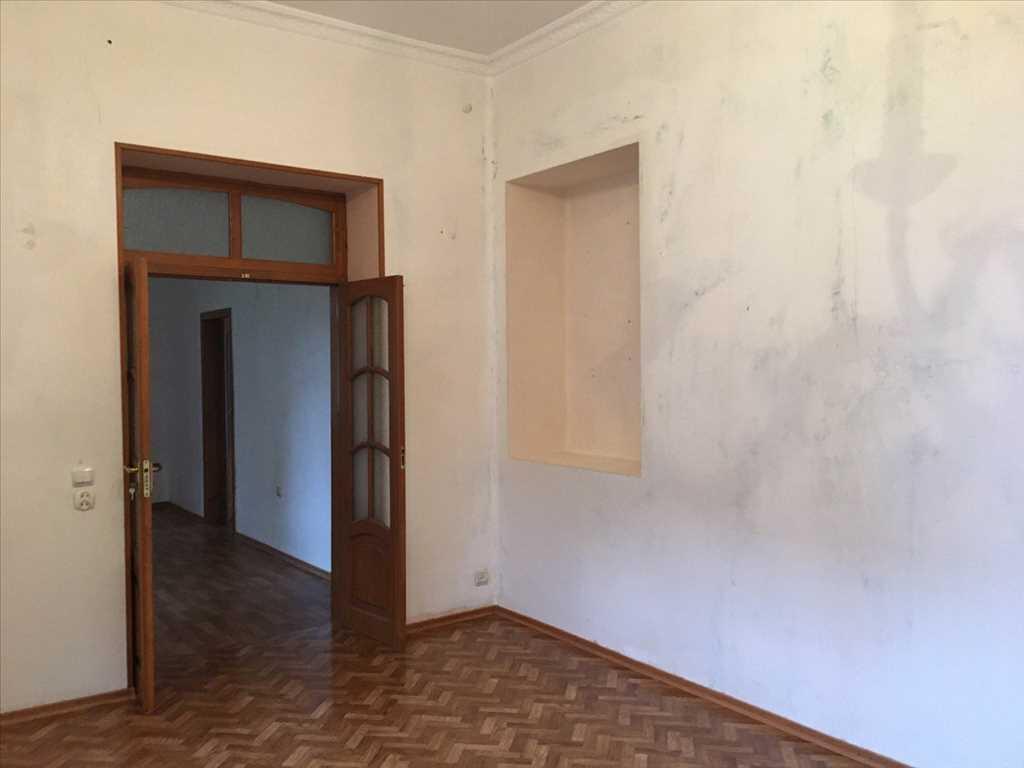 Квартира · 3 кімнати — Центр