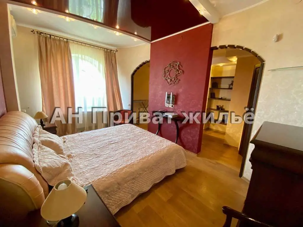 Квартира · 3 кімнати — Центр