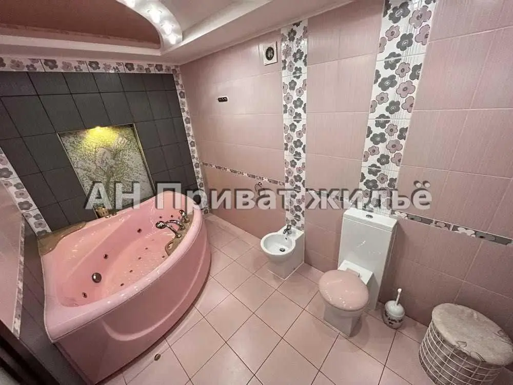 Квартира · 3 кімнати — Центр