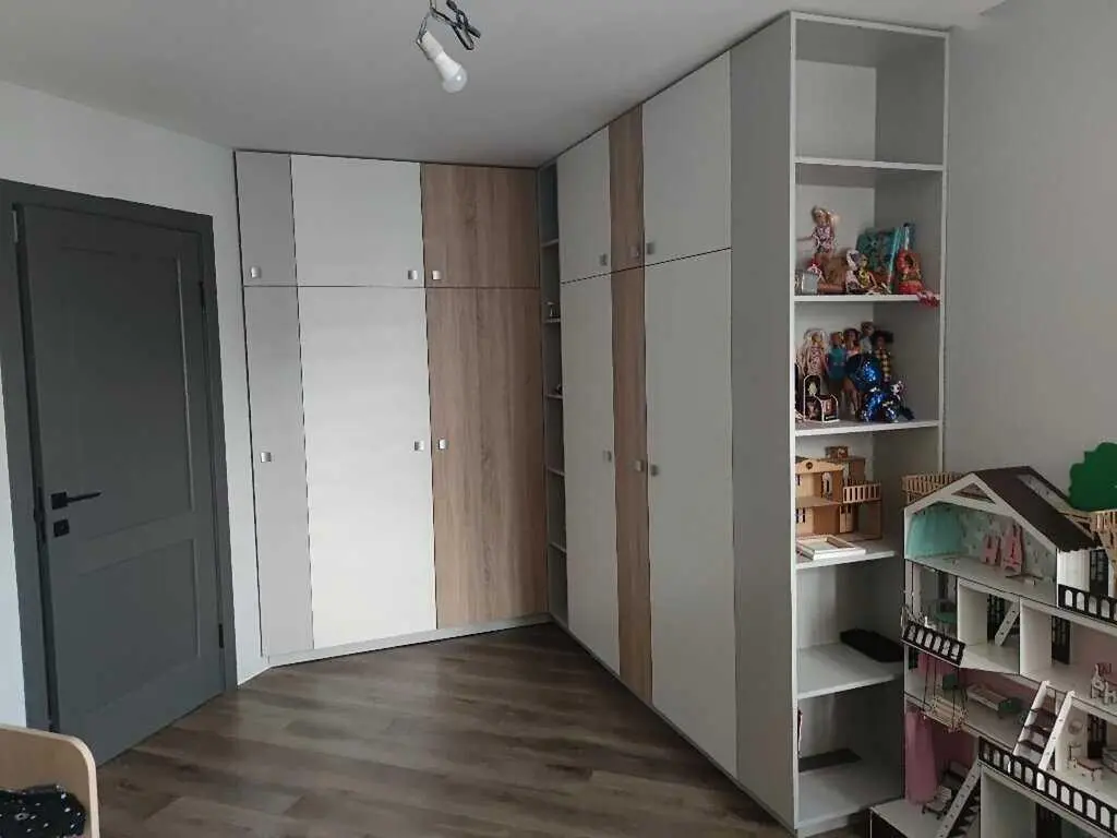 Квартира · 4+ кімнати