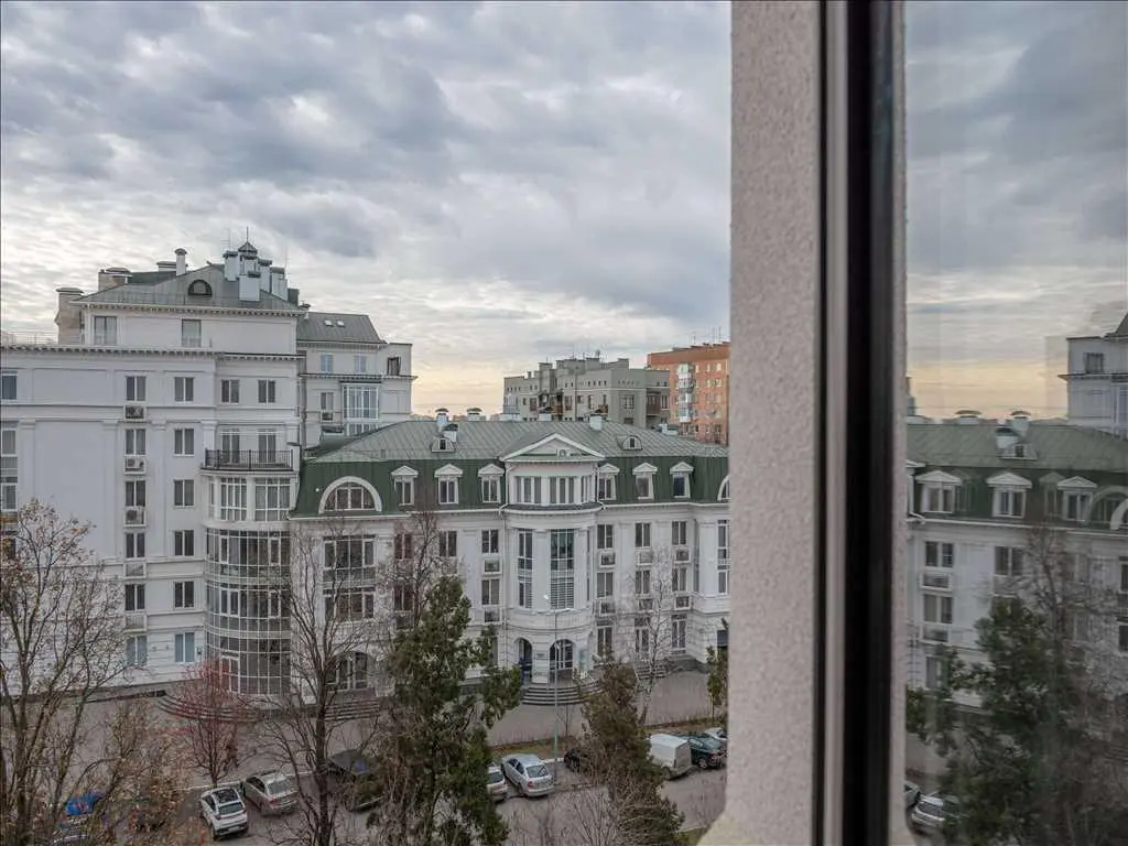 Квартира · 3 кімнати — Центр