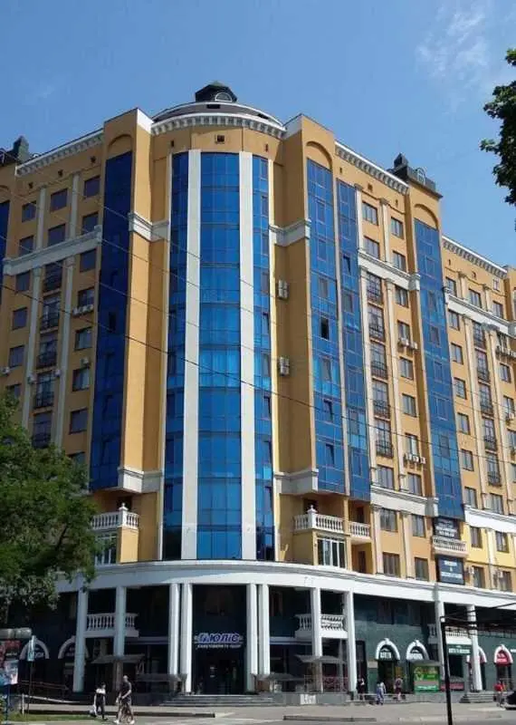 Квартира · 4+ кімнати
