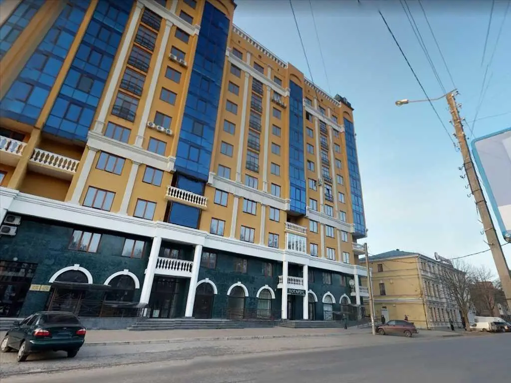 Квартира · 4+ кімнати