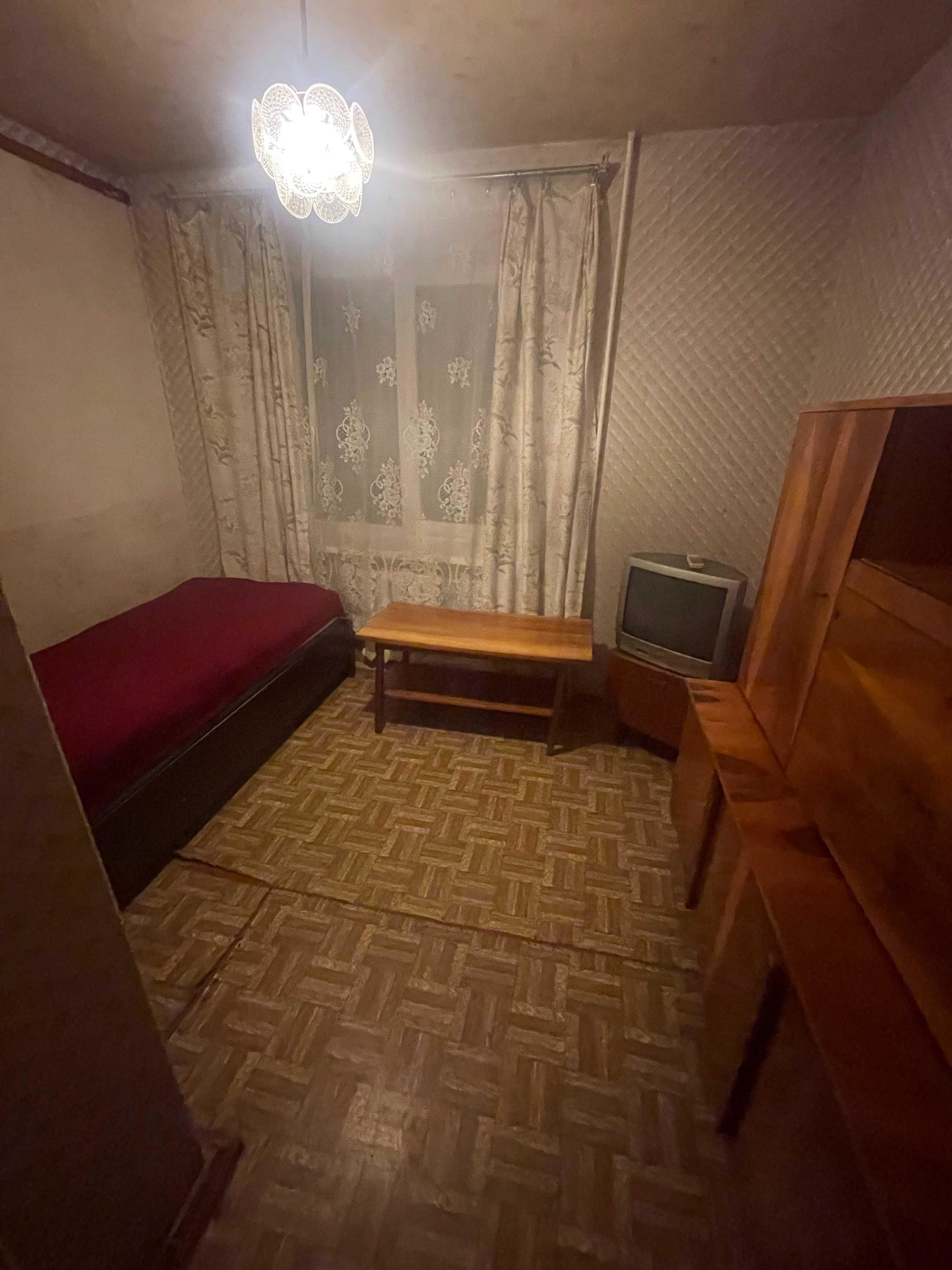 Квартира · 4+ кімнати