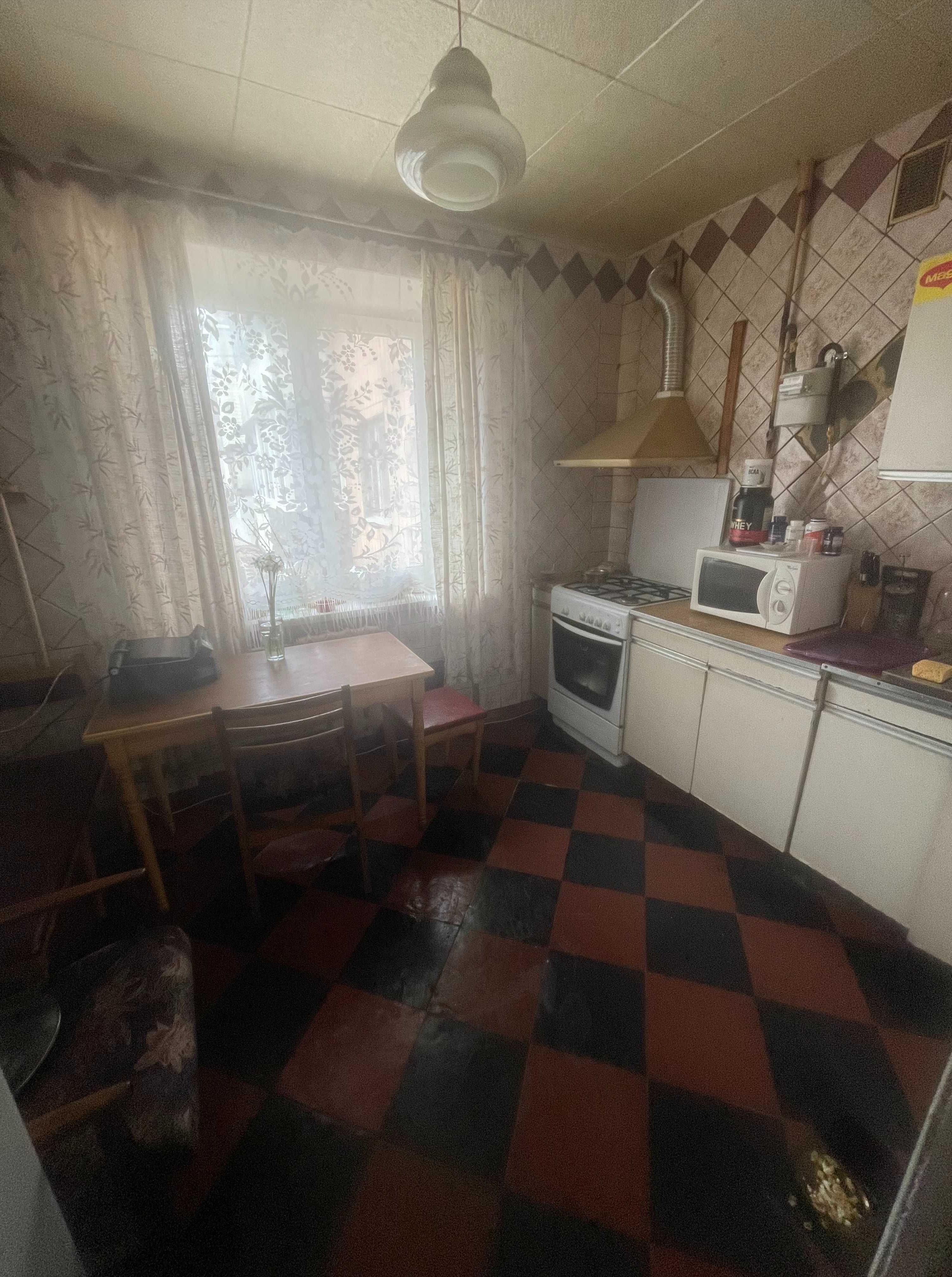 Квартира · 4+ кімнати