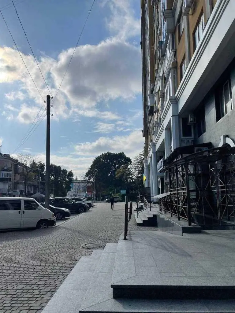 Квартира · 4+ кімнати