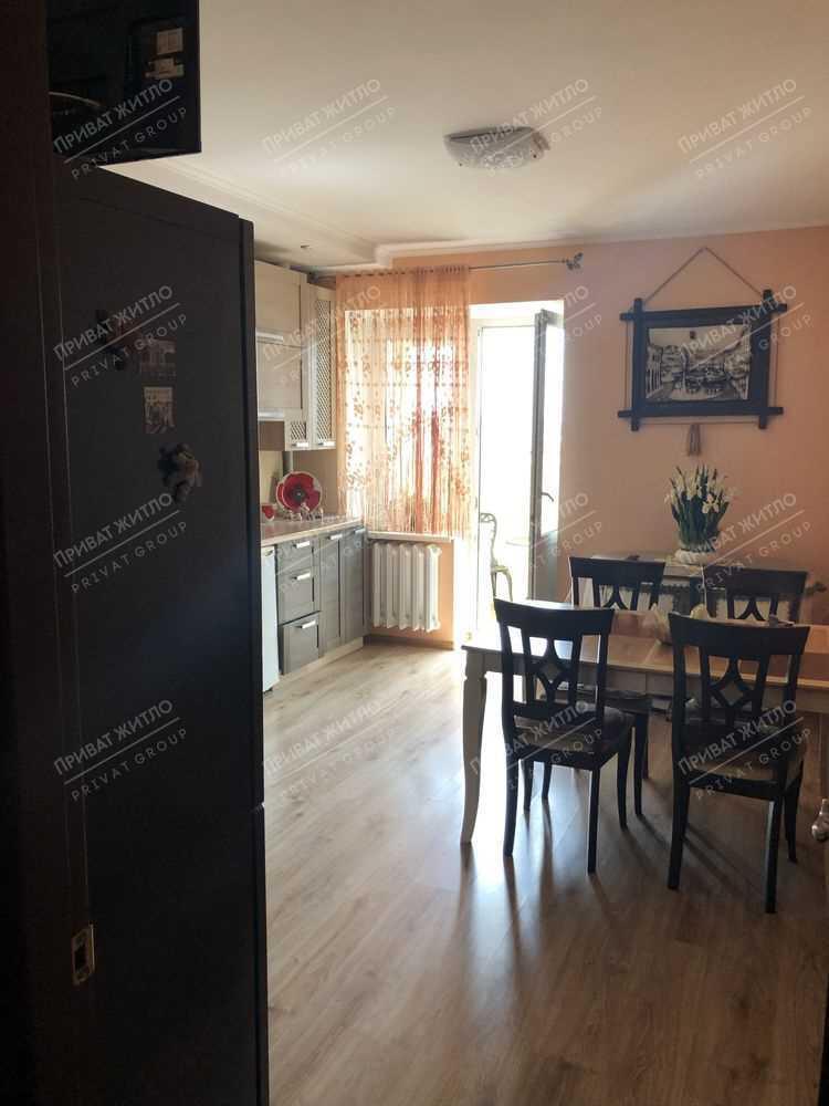 Квартира · 3 кімнати — Центр