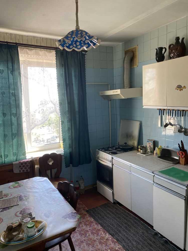 Квартира · 3 кімнати — Центр