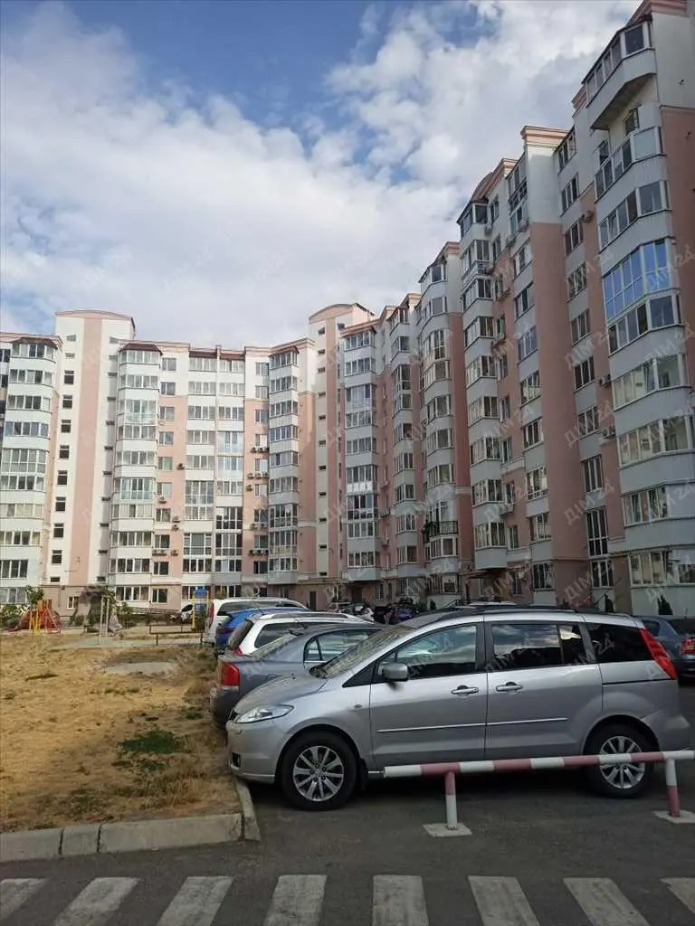 Квартира · 4+ кімнати