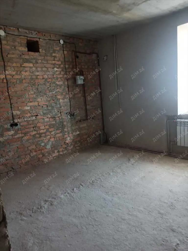 Квартира · 4+ кімнати