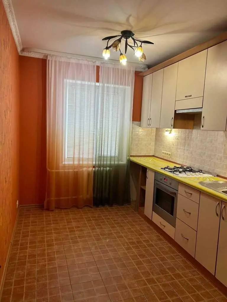 Квартира · 3 кімнати — Карлівка