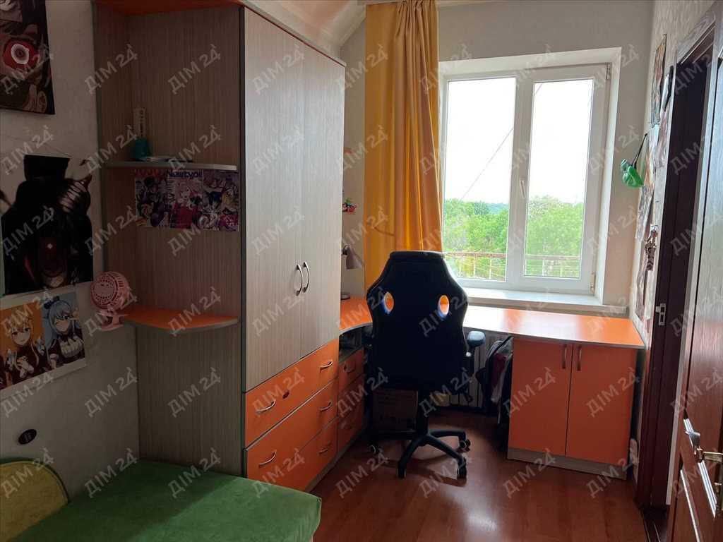Квартира · 4+ кімнати — Центр