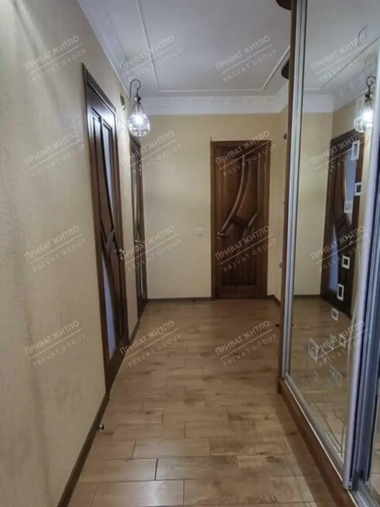 Квартира · 4+ кімнати