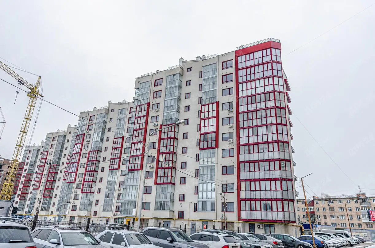 Квартира · 4+ кімнати