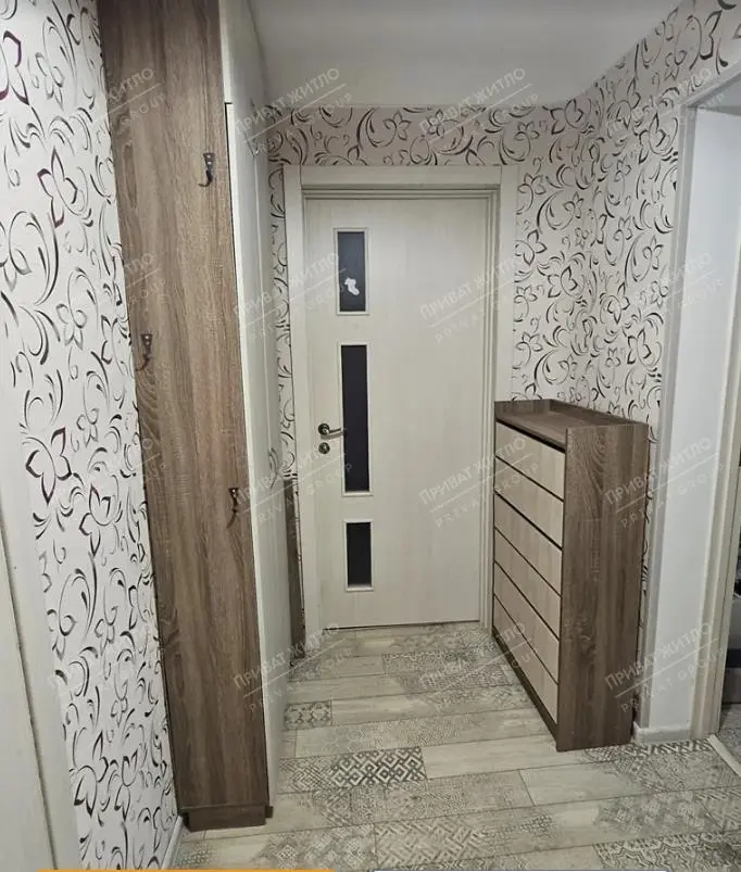 Квартира · 4+ кімнати